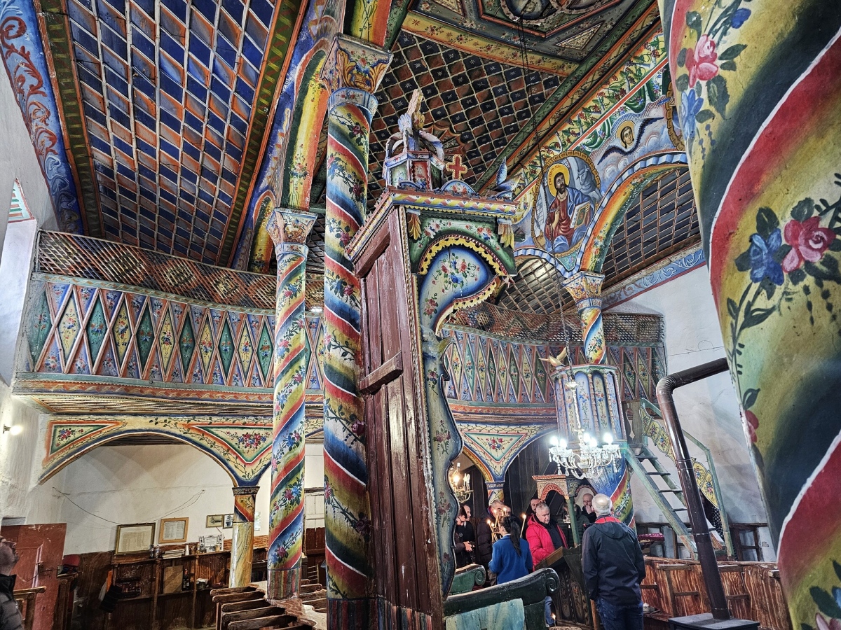Цялата църква е с флорални мотиви