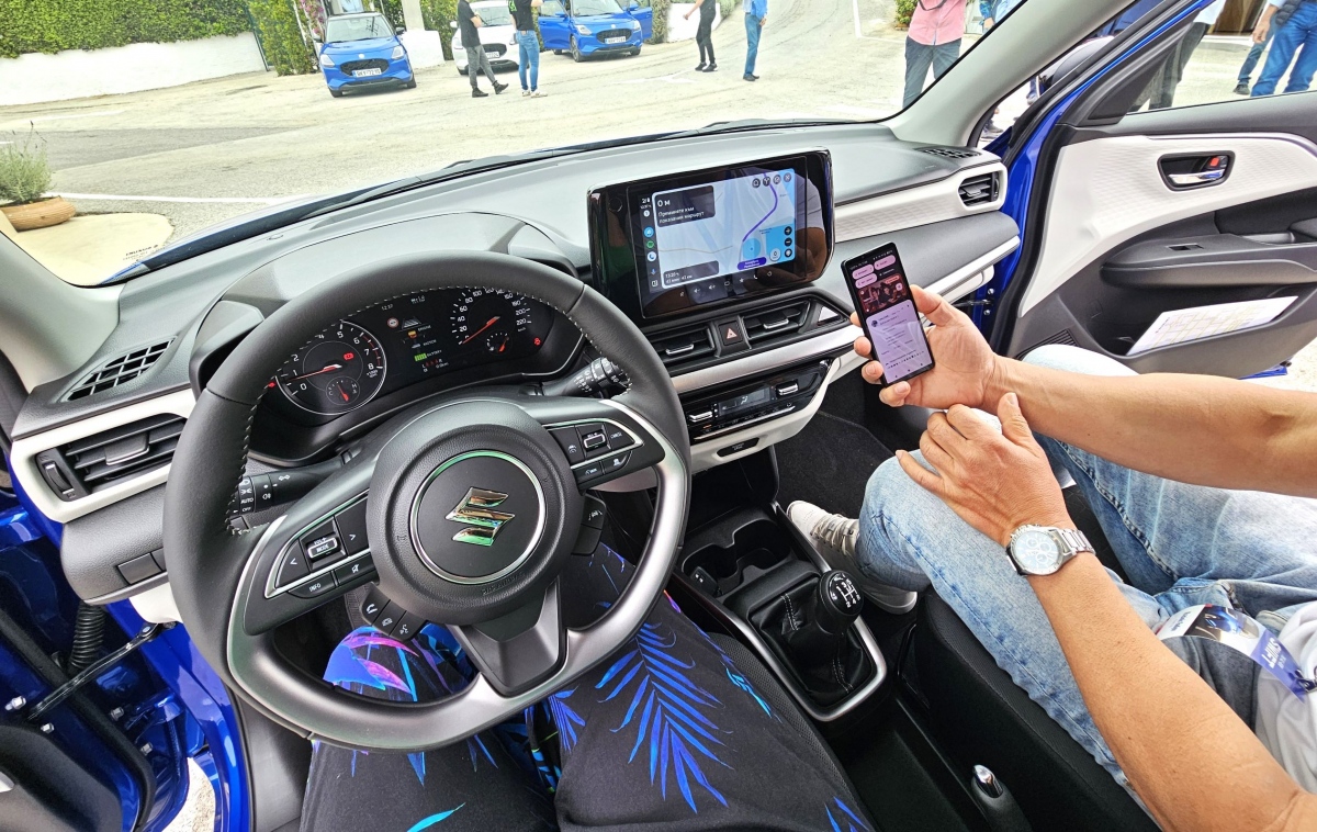 Автомобилът се свързва се безжично със смартфон чрез Andriod Auto и Apple CarPlay 