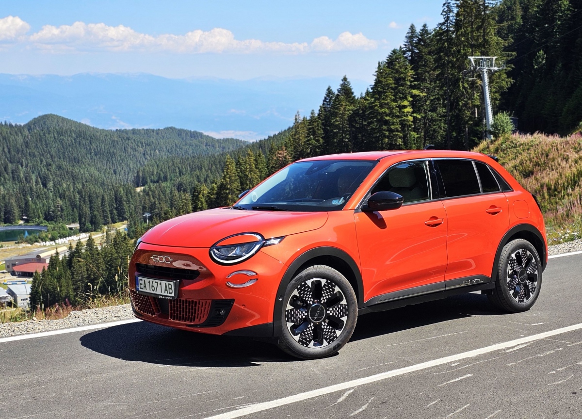 Fiat 600e се предлага в 4 цвята, които символизират Италия – оранжев Sun of Italy, бежов Earth of Italy, светлосин Sky of Italy и тъмноизумруден Sea of Italy