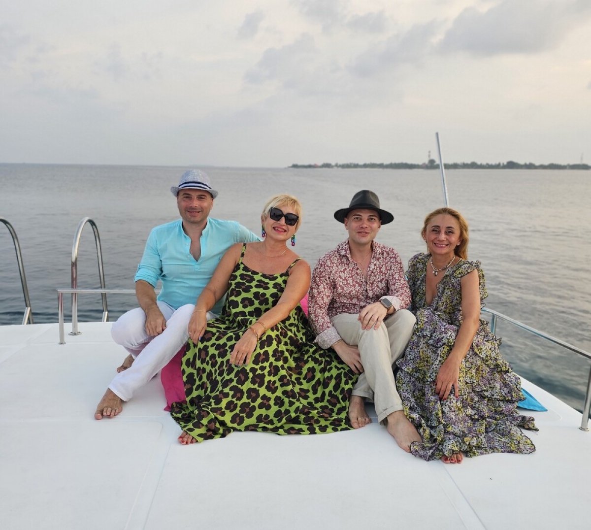 Вечерен круиз по залез слънце е изключително разпускащо преживяване