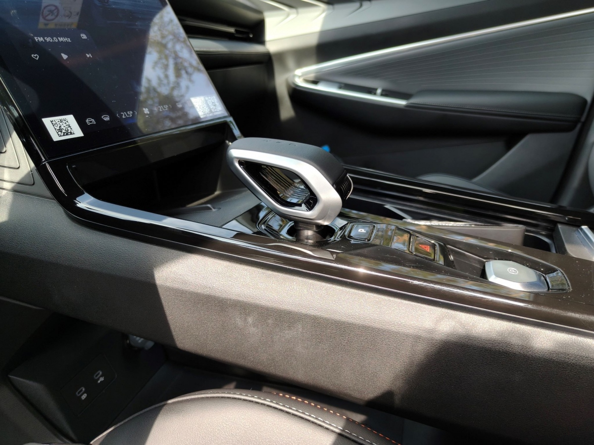 Трансмисията Geely 7DCT е преминала през строги тестове за електромагнитни смущения, за да се гарантира надеждната работа на електронните компоненти и е тествана за 350 хил. км, надвишаваща европейските и американските стандарти със 110 000 км