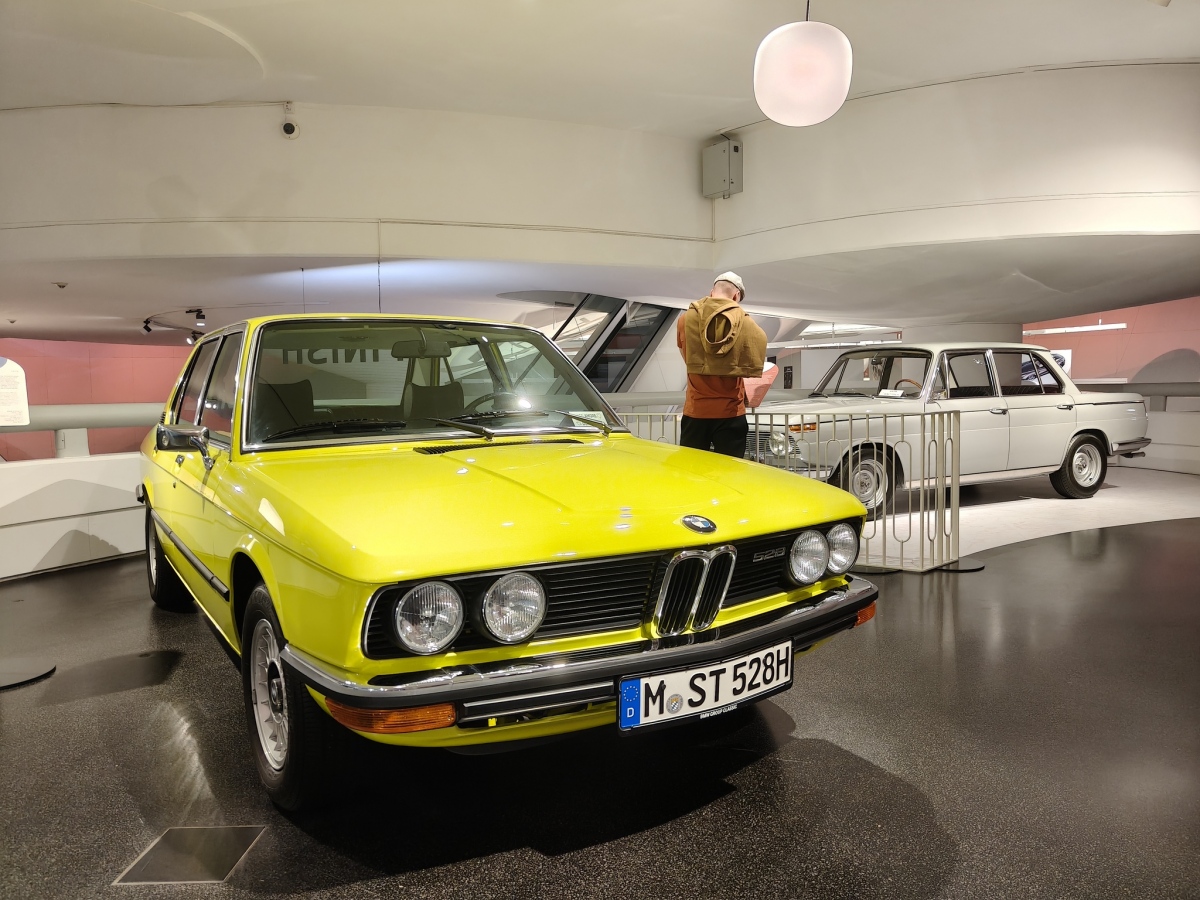 BMW 528 (E12), базиран на концепцията BMW 2002 Garmisch, създадена от легендарния италиански дизайнер Марчело Гандини от ателието Bertone