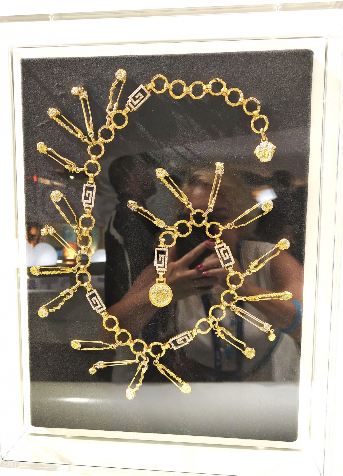 луксозно златно колие на италианската модна къща Versace, изработено с техния иконичен дизайн с безопасни игли (Safety Pins), инкрустирани с диаманти.